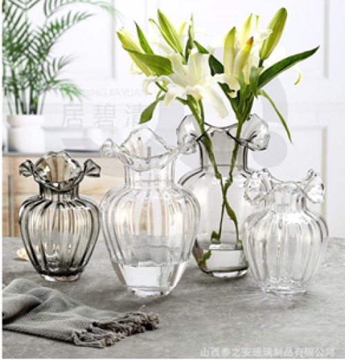 Vertical straight glass vase